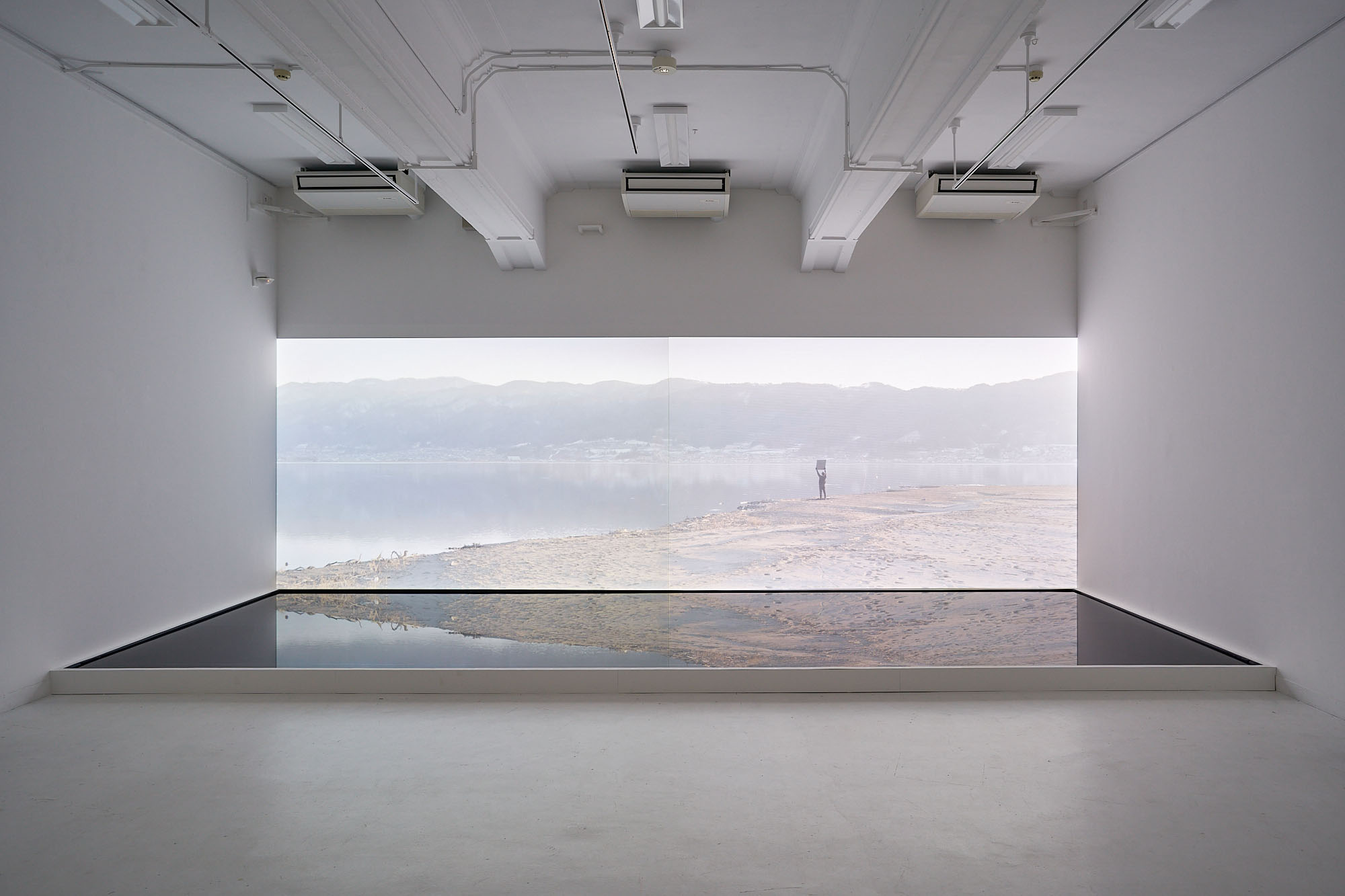 原田裕規《湖に見せる絵(海辺の僧侶)》<i>Painting to Be Shown to the Lake (The Monk by the Sea)</i> Yuki Harada